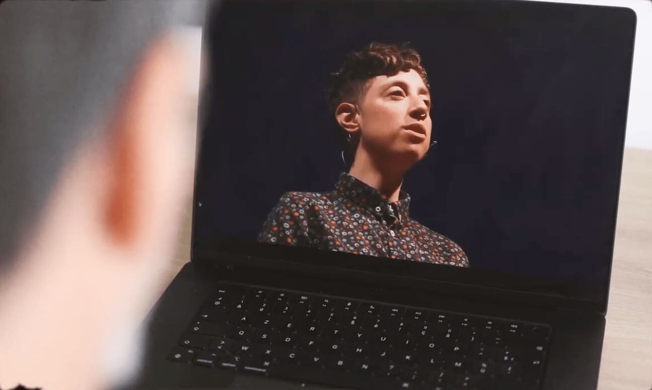 Photo d'Emilie Wapnick sur un ordinateur, avec un homme qui regarde en premier plan 