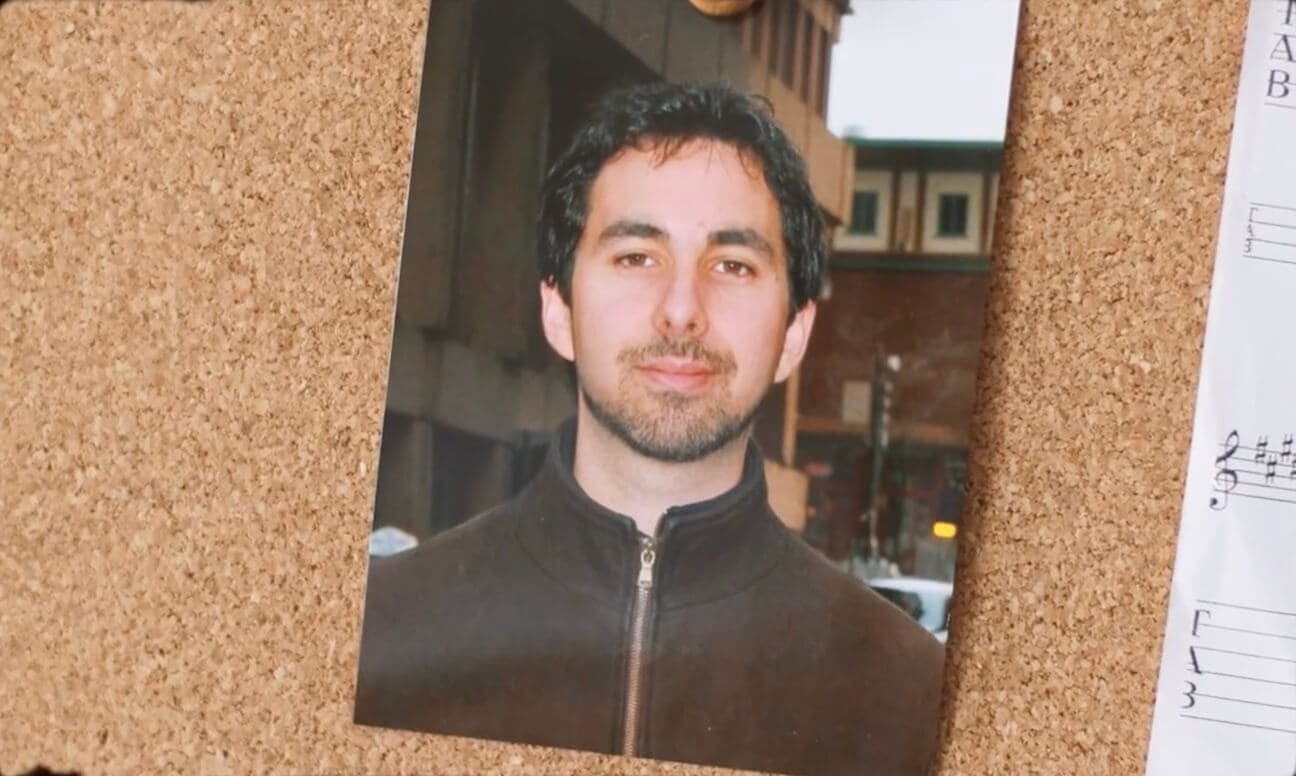 Photo d'un homme d'une vingtaine d'année posée sur un tableau en liège