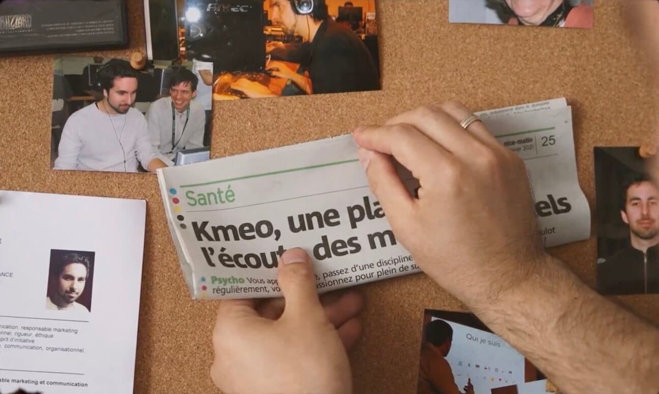 Photo d'un journal attaché sur un tableau en liège avec de multiples éléments autour